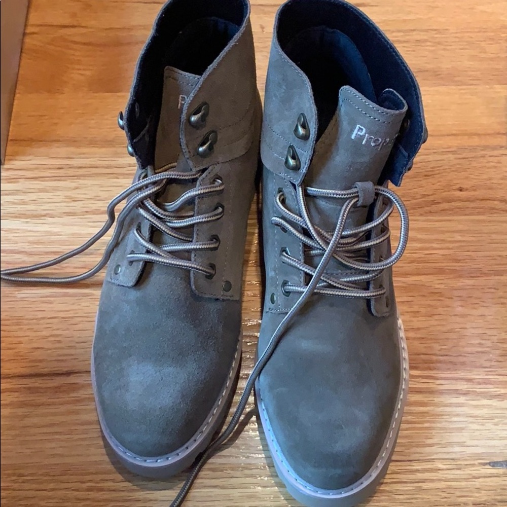 Never worn propet boots